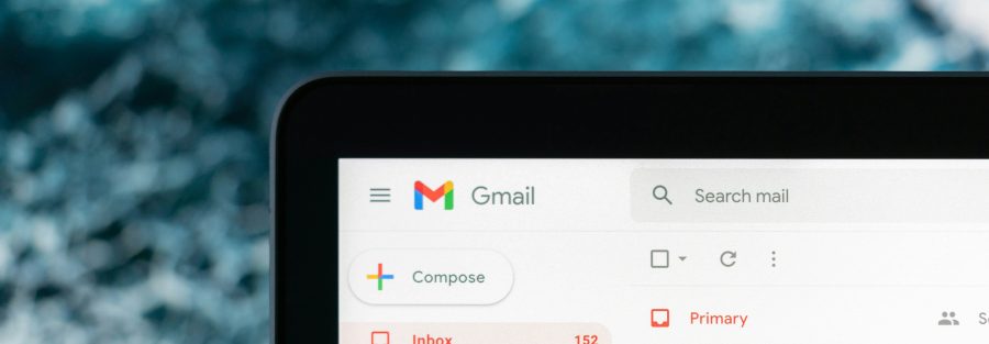 laptop met e-mailprogramma erop