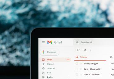 laptop met e-mailprogramma erop