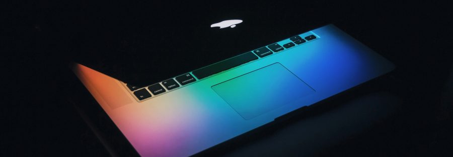 laptop met online adverteren functie in het donker