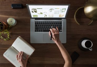 persoon werkt aan laptop aan nieuwe website met koffie