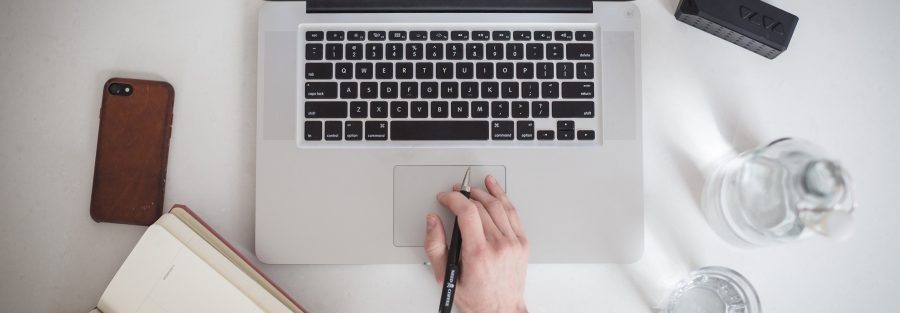 persoon aan het werk op een laptop