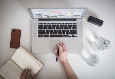 persoon aan het werk op een laptop